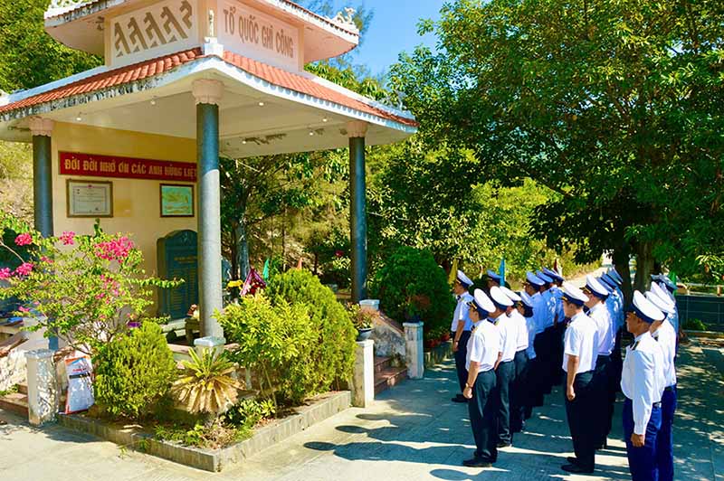 Đại diện lãnh đạo Học viện Hải quân dâng hương tưởng niệm các anh hùng, liệt sĩ Tàu Không số C235 tại phường Đông Ninh Hòa, tỉnh Khánh Hòa.