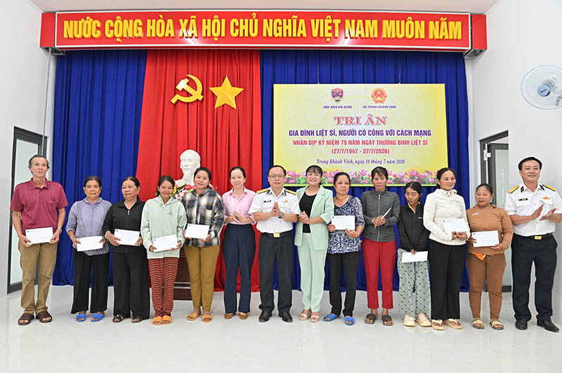 La délégation de travail de l'Académie navale remet et offre des cadeaux aux bénéficiaires de politiques sociales dans la commune de Trung Khánh Vĩnh, province de Khánh Hòa. Photo: Huy Công/Académie navale