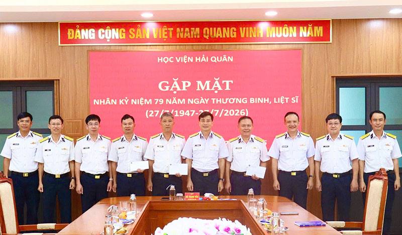 Đại tá Hồ Thanh Hoà, Phó Giám đốc Học viện gặp mặt quân nhân, thân nhân liệt sĩ nhân dịp kỷ niệm 79 năm ngày Thương binh - Liệt sĩ đang công tác. 