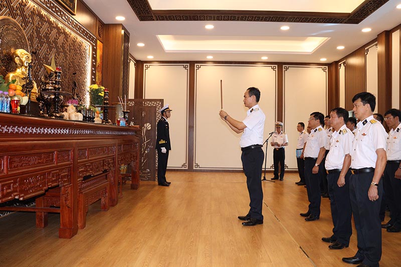 Chuẩn Đô đốc Nguyễn Hữu Thoan Dâng chủ trì Lễ Dâng hương tại Phòng thờ Chủ tịch Hồ Chí Minh và Đại tướng Võ Nguyên Giáp và các Anh hùng liệt sĩ. Ảnh: Huy Công