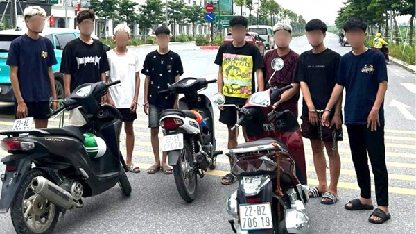 Công an Hà Nội xử lý nhóm thanh thiếu niên mang hung khí lạng lách, bốc đầu gây rối trật tự công cộng. Ảnh: CAHN