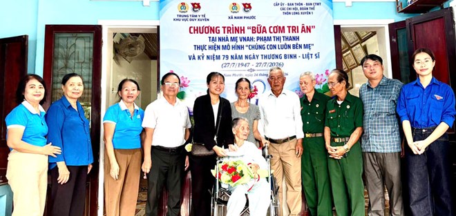 Công đoàn cơ sở Trung tâm Y tế khu vực Duy Xuyên, Đà Nẵng tổ chức “Bữa cơm tri ân” tại nhà Mẹ Việt Nam Anh hùng Phạm Thị Thanh. Ảnh Công đoàn Nam Phước cung cấp