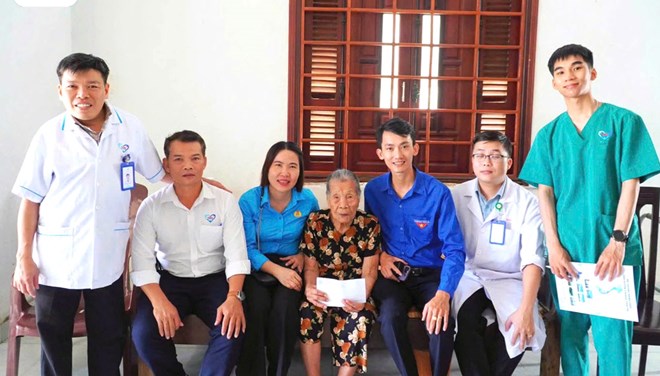 Công đoàn Bệnh viện Đa khoa Tâm Trí Quảng Nam, Đà Nẵng phối hợp tổ chức đến thăm, khám sức khỏe và trao quà tri ân 11 Mẹ Việt Nam Anh hùng. Ảnh Công đoàn Nam Phước cung cấp