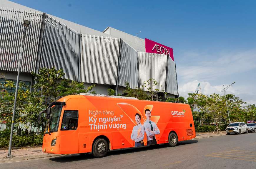 Chuyến xe “Kỷ nguyên Thịnh vượng” GPBank xuất hiện trên các tuyến phố. Ảnh: VPBank