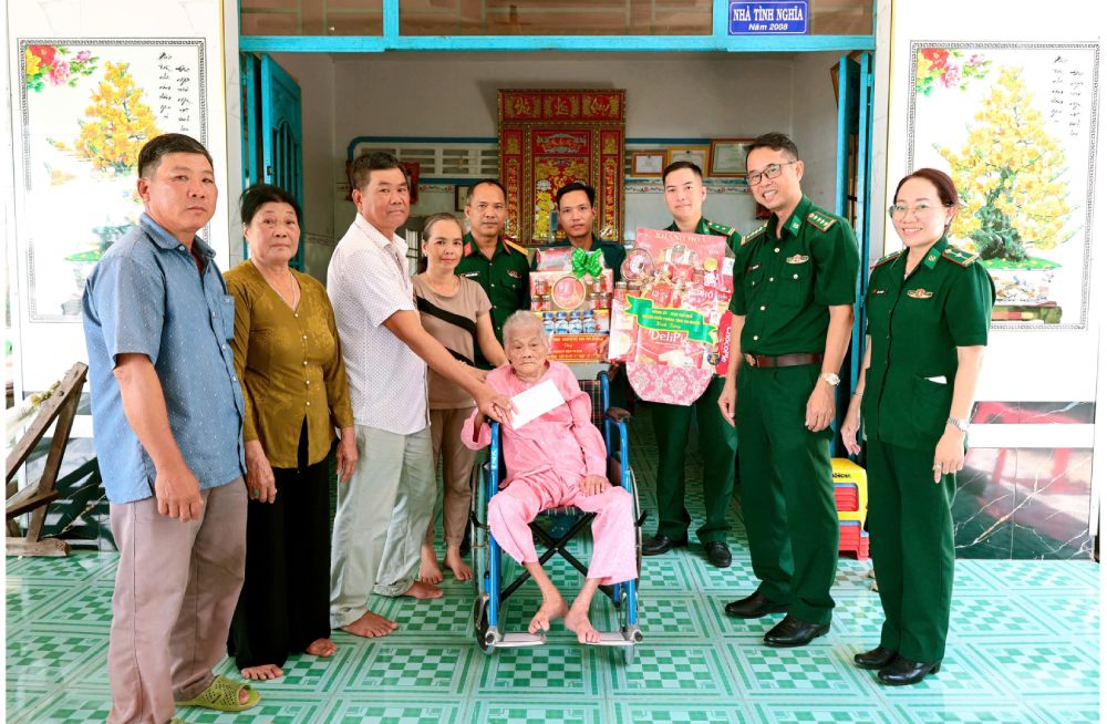 Các đoàn đến thăm hỏi, tặng quà gia đình chính sách, Mẹ Việt Nam Anh hùng. Ảnh: Biên phòng An Giang
