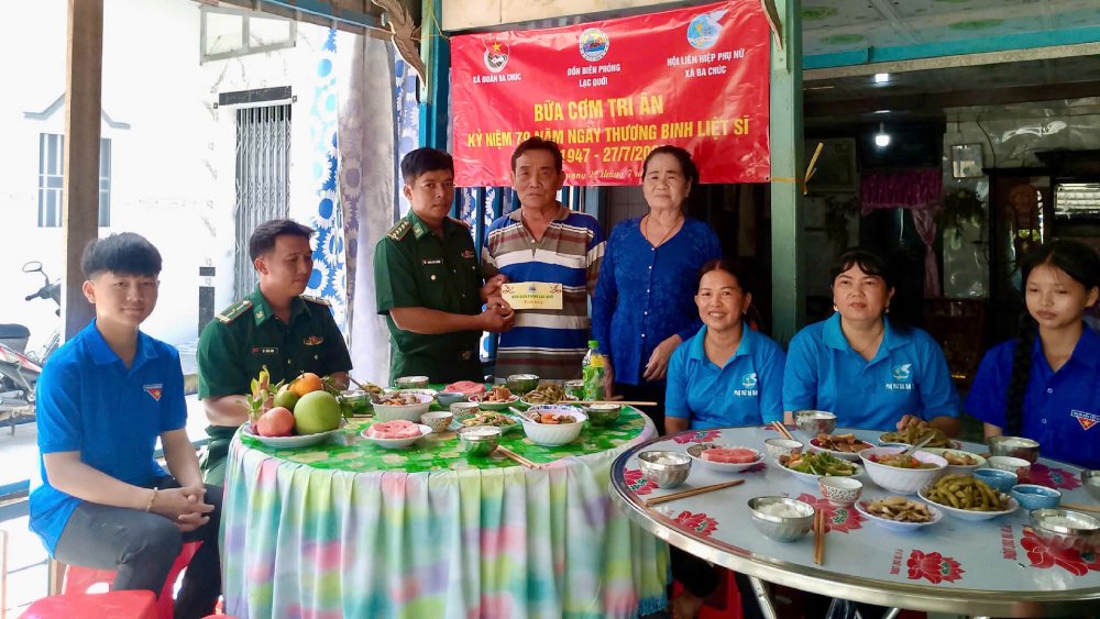 La ligue de la jeunesse du poste de garde-frontière de Lac Quoi, l'union de la jeunesse communale et l'association des femmes locales organisent un repas de gratitude dans les familles qui vénèrent les martyrs dans la région. Photo: Garde-frontière d'An Giang
