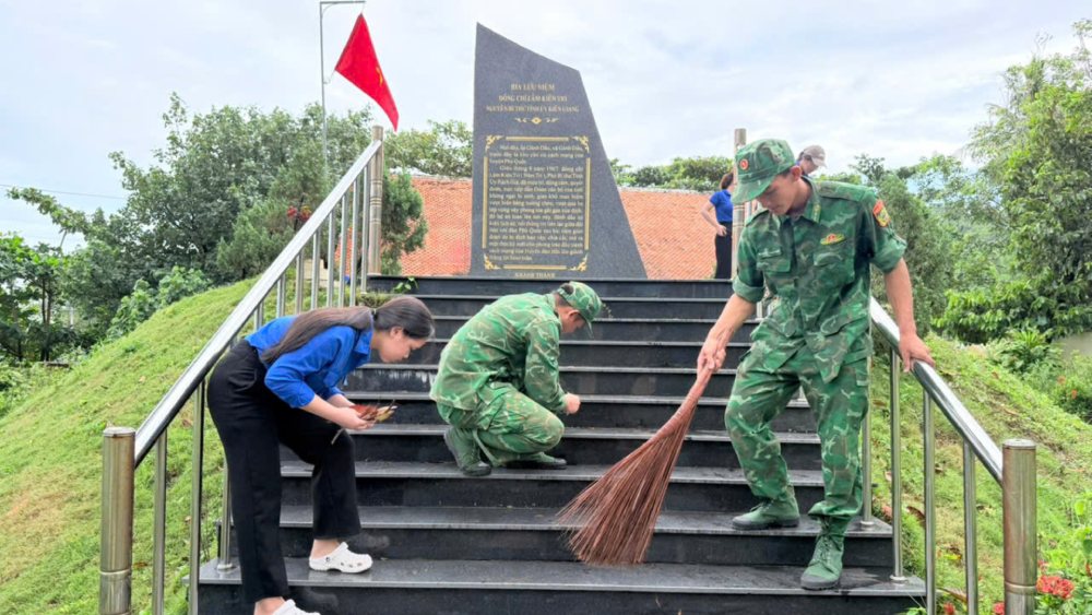 Chi đoàn đồn Biên phòng Vĩnh Nguơn và lực lượng địa phương tổ chức vệ sinh các phần mộ liệt sĩ trên địa bàn. Ảnh: Biên phòng An Giang