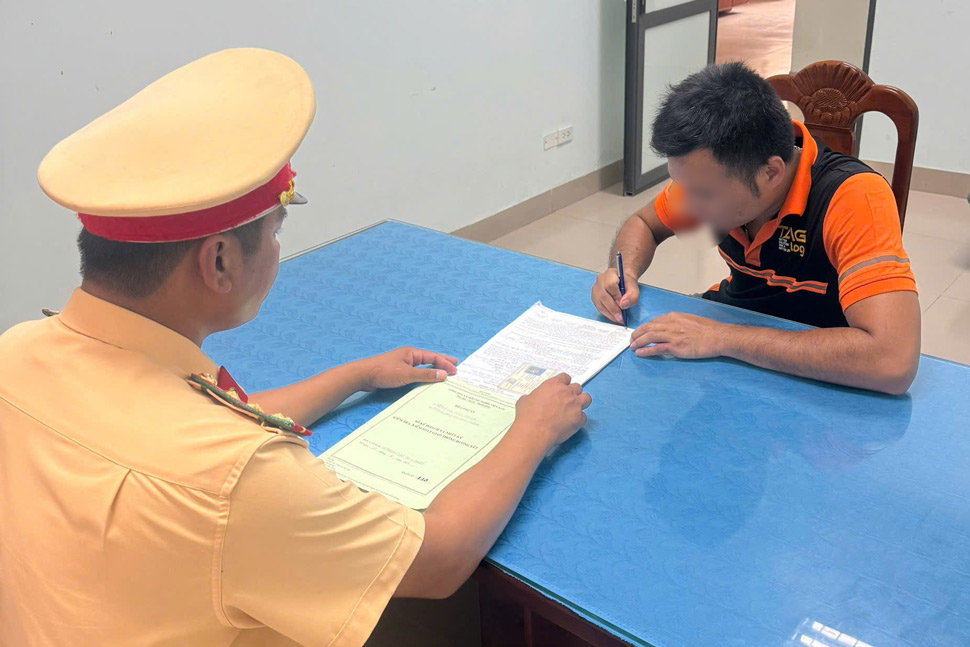 Cán bộ Phòng CSGT Công an tỉnh Gia Lai lập biên bản xử phạt đối với tài xế H. Ảnh: Phòng CSGT