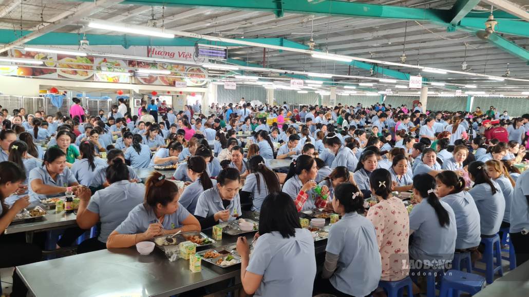 “Bữa cơm Công đoàn” thể hiện dự quan tâm của tổ chức công đoàn đối với người lao động. Ảnh: Nhật Hồ.