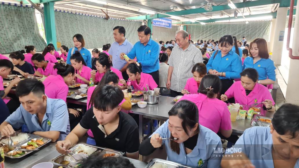 Vice Chairman of Ca Mau Labor Federation Huynh Van Dam and company leaders visit workers at "Trade Union Meal". Photo: Nhat Ho