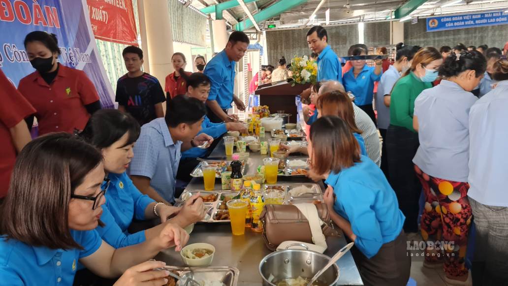 Lãnh đạo  LĐLĐ tỉnh Cà Mau, lãnh đạo doanh nghiệp, Chủ tịch Công đoàn cơ sở, cán bộ công đoàn cùng ăn cơm với công nhân. Ảnh: Nhật Hồ.