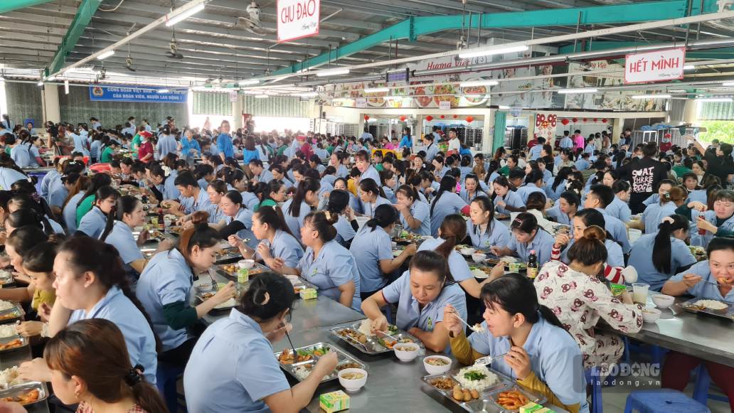 Hơn 1.500 công nhân tại Công ty TNHH MTV Pinetree ấp Trà Ban 1, xã Vĩnh Lợi, tỉnh Cà Mau dự “Bữa cơm Công đoàn“. Ảnh: Nhật Hồ.
