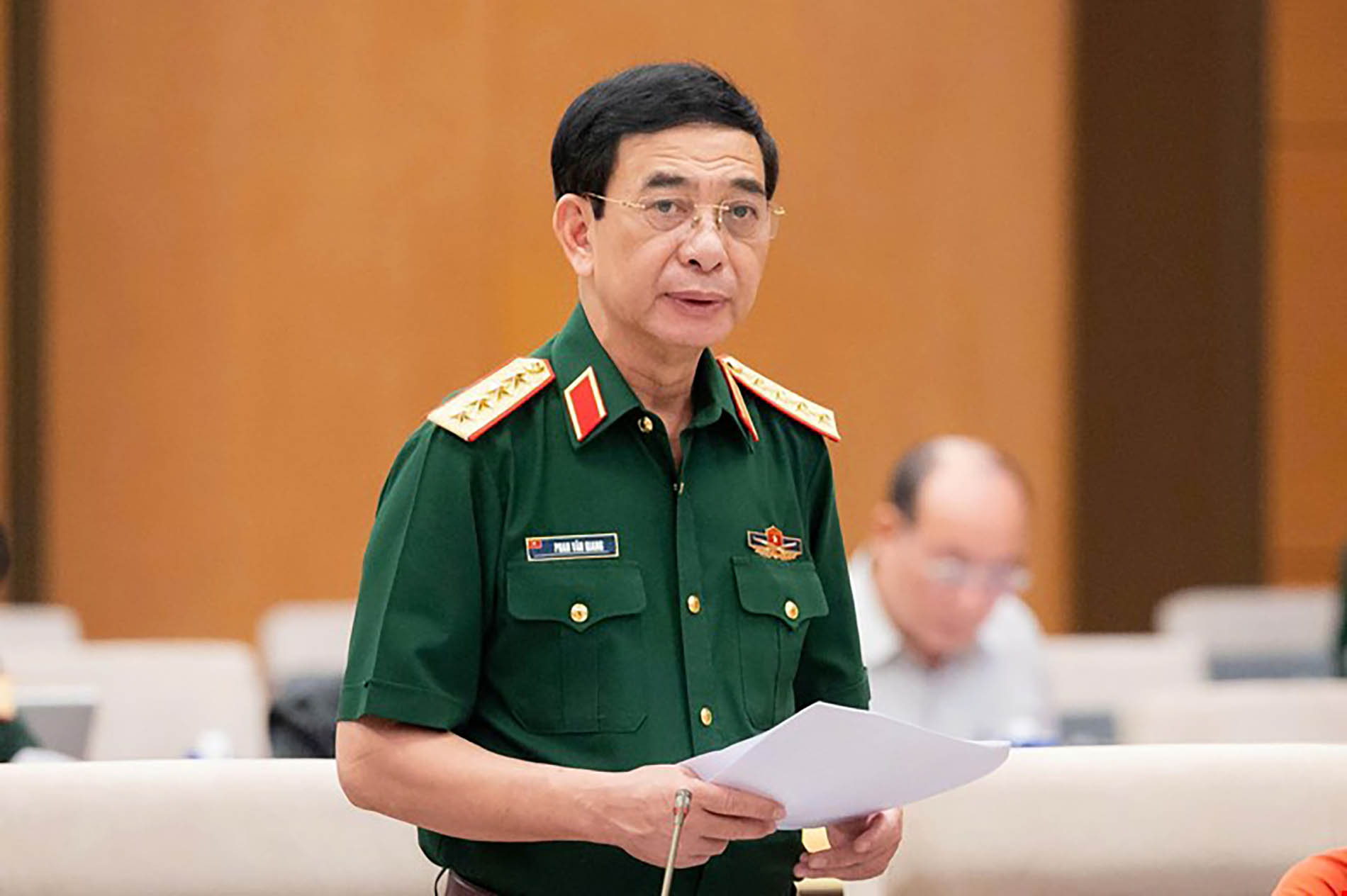 General Phan Van Giang - Member of the Politburo, Deputy Prime Minister, Minister of National Defense presents a summary of the draft Law amending and supplementing a number of articles of 9 laws on military and national defense. Photo: Media. quochoi. vn.