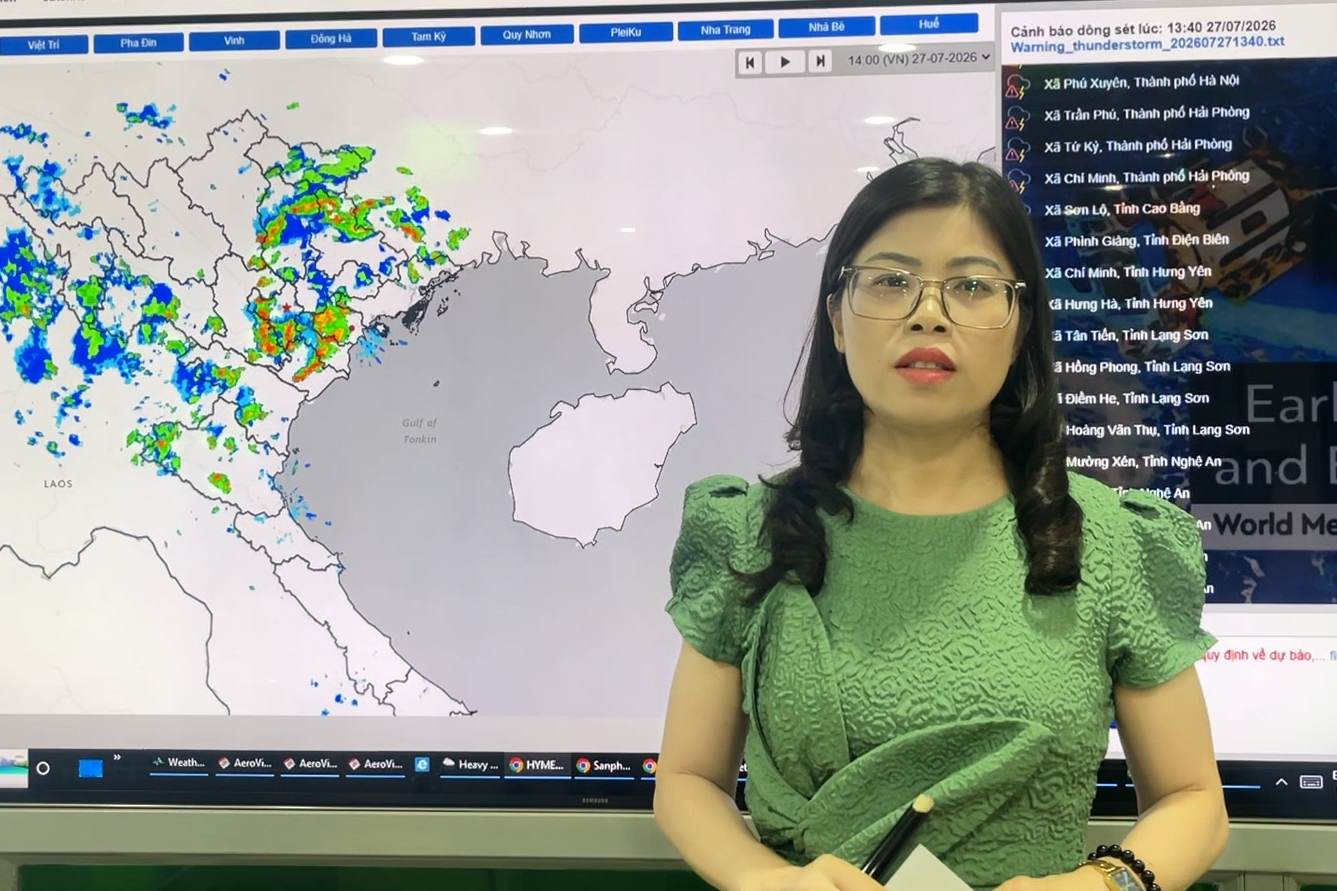 Bà Phạm Thị Châm cảnh báo mưa lớn ở Bắc Bộ tập trung từ nay đến đêm mai 28.7. Ảnh: Quỳnh Hương