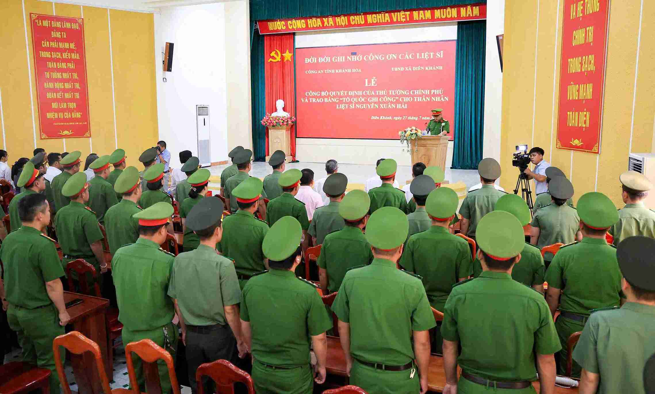 Công an tỉnh Khánh Hòa công bố Quyết định của Thủ tướng Chính phủ và trao Bằng “Tổ quốc ghi công” cho thân nhân liệt sĩ, Thiếu tá Nguyễn Xuân Hải. Ảnh: Công an cung cấp