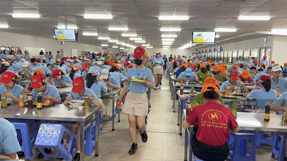 Meals worth about 70,000 VND were served to more than 6,000 Furukawa Vinh Long workers. Photo: Hoang Loc