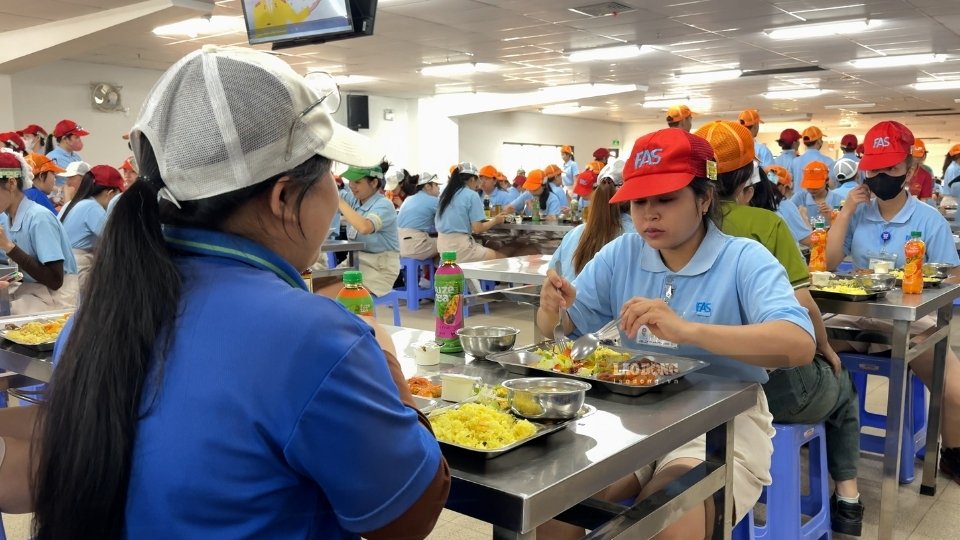 Bữa cơm Công đoàn là hoạt động ý nghĩa, góp phần tăng cường sự gắn kết giữa người lao động và doanh nghiệp. Ảnh: Hoàng Lộc.