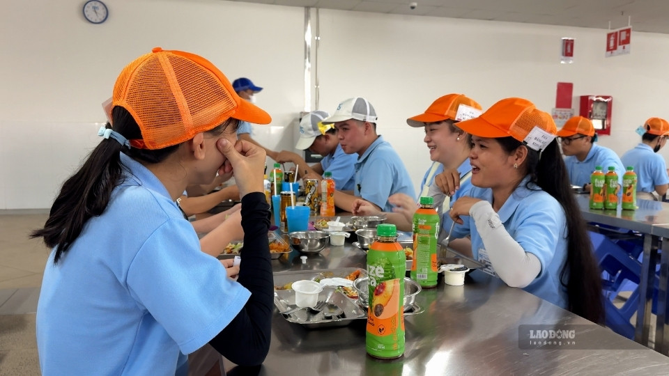 Công nhân Công ty TNHH Furukawa Automotive Systems Vĩnh Long Việt Nam vui vẻ dùng bữa trong chương trình Bữa cơm Công đoàn. Ảnh: Hoàng Lộc.
