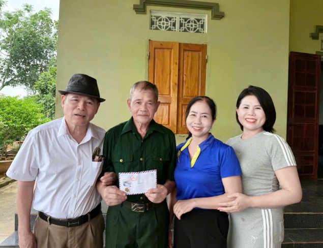 Nghe An Association of Former Teachers visits and presents gifts to members who are wounded soldiers on the occasion of War Invalids and Martyrs' Day. Photo: Nghe An Association of Former Teachers