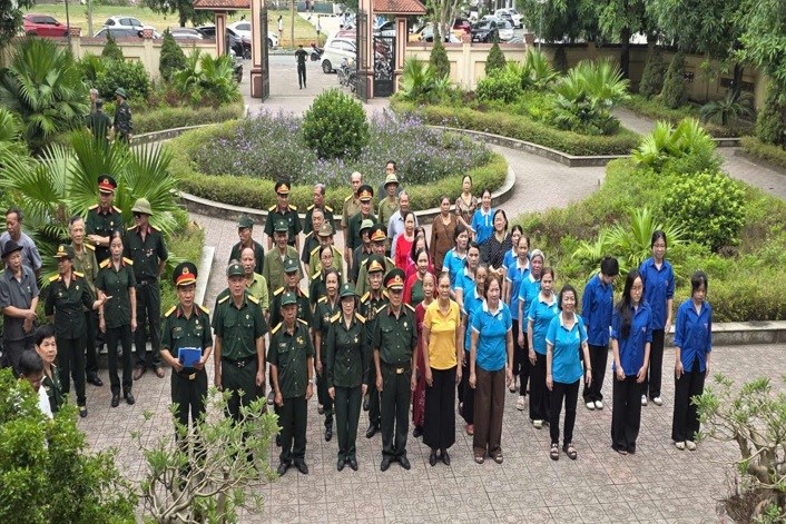 Các cựu giáo chức cùng lực lượng vũ trang và đoàn thể tham gia dâng hương, tưởng niệm các Anh hùng liệt sĩ. Ảnh: Hội Cựu giáo chức Nghệ An