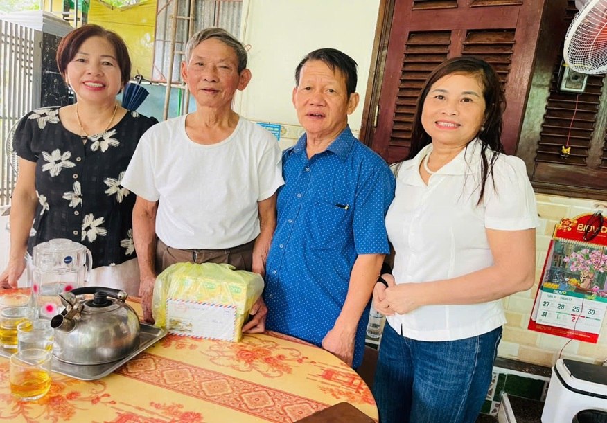 Đại diện Hội Cựu giáo chức Nghệ An thăm, tặng quà gia đình chính sách trong chuỗi hoạt động tri ân tháng Bảy. Ảnh: Hội Cựu giáo chức Nghệ An