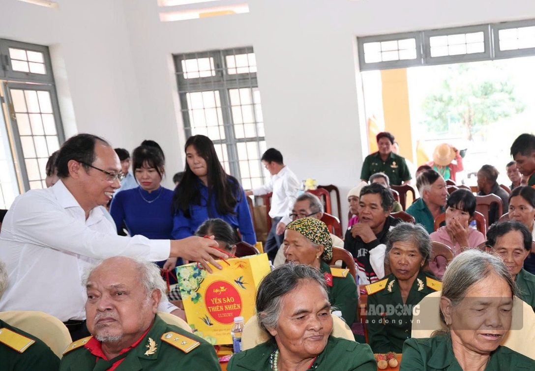 Lãnh đạo Công ty Thủy điện Đồng Nai tặng quà tri ân người có công, gia đình chính sách. Ảnh: Quốc Huy 