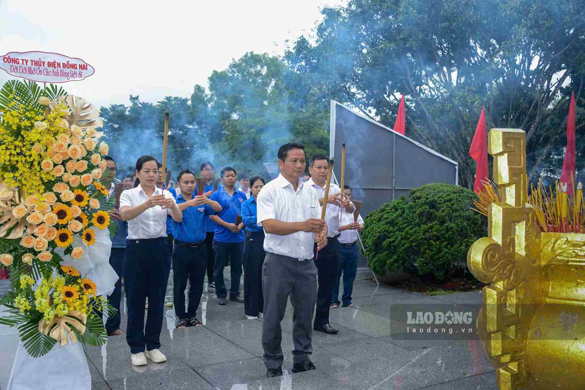 Leaders of Dong Nai Hydropower Company offer incense to express gratitude and remember the heroic martyrs. Photo: Quoc Huy