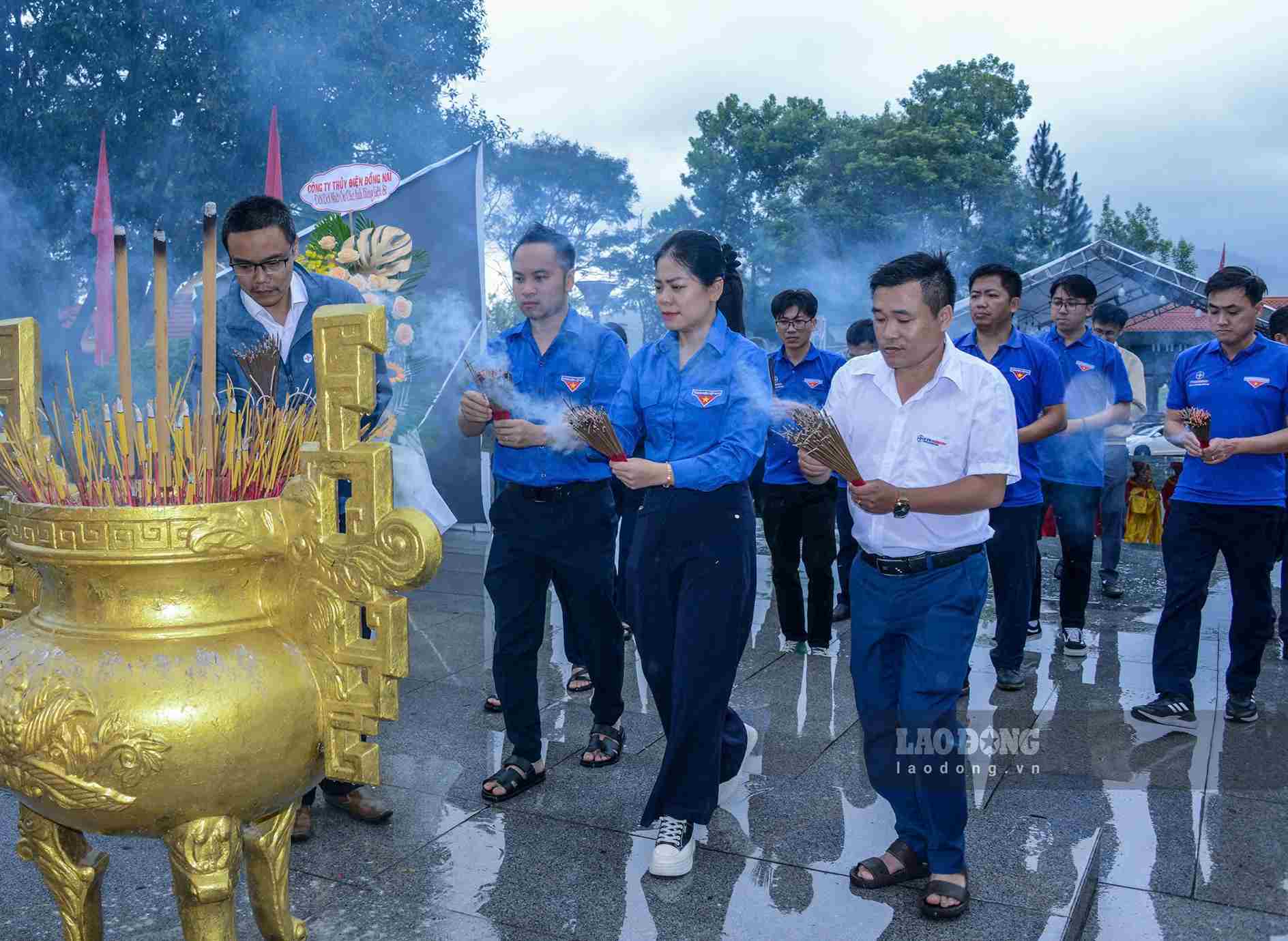 Tuổi trẻ Thủy điện Đồng Nai dâng hương tri ân các Anh hùng liệt sĩ tại Nghĩa trang Liệt sĩ Bảo Lộc. Ảnh: Quốc Huy 