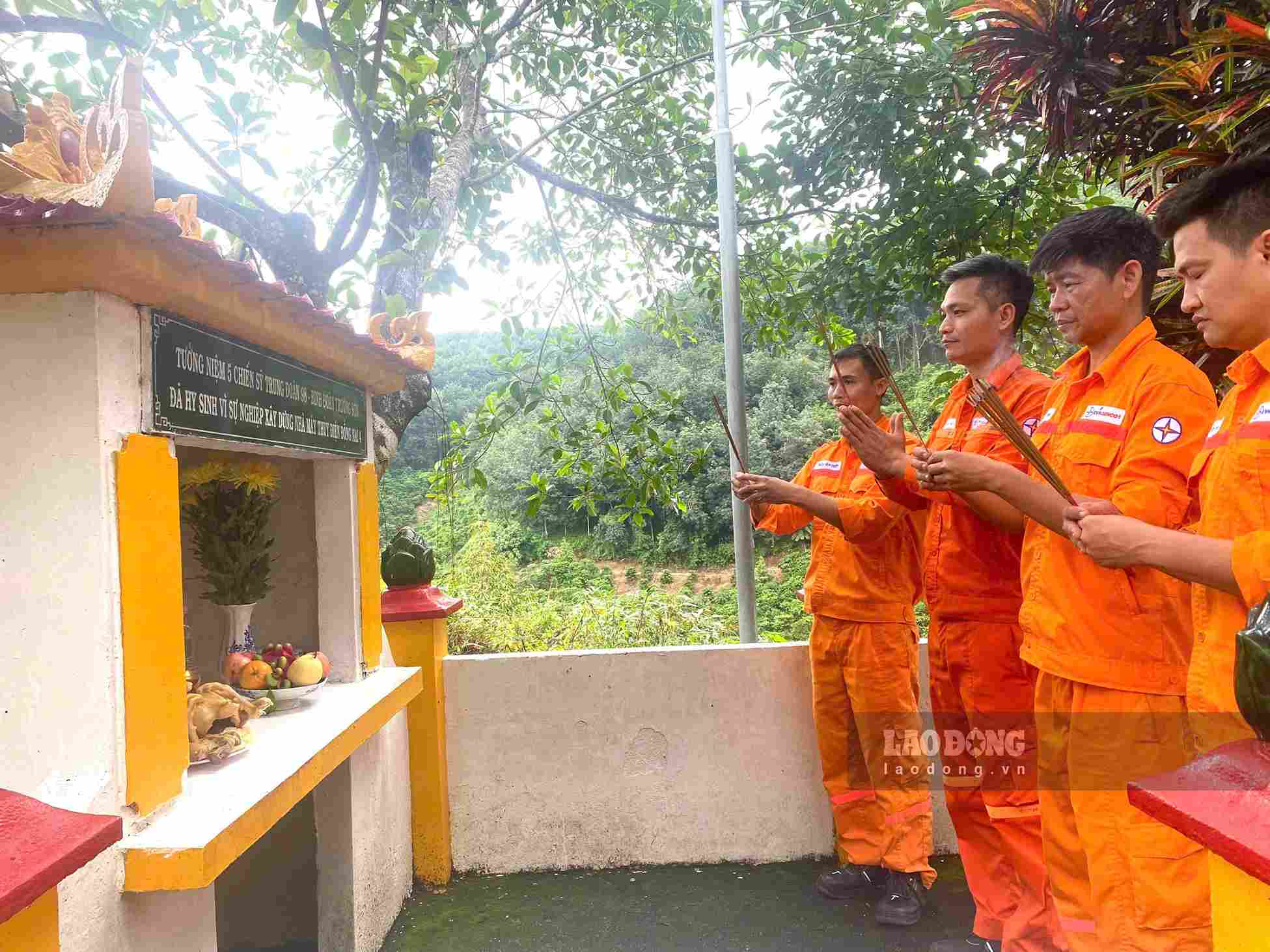 Người lao động Công ty Thủy điện Đồng Nai dâng hương tri ân các liệt sĩ tại miếu tưởng niệm Trung đoàn 98 - Binh đoàn Trường Sơn. Ảnh: Quốc Huy 