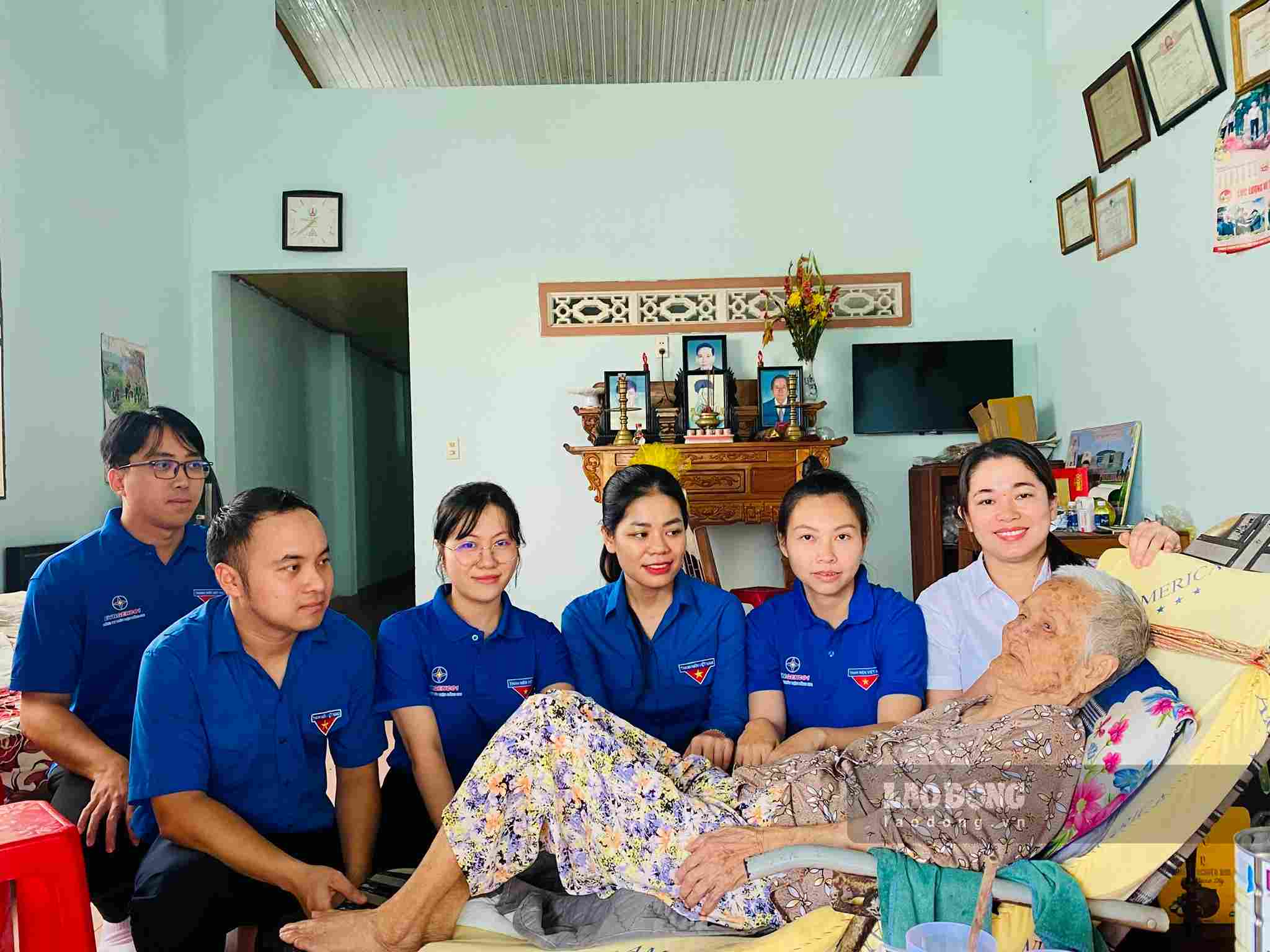 Tuổi trẻ Công ty Thủy điện Đồng Nai thăm hỏi, tặng quà Mẹ Việt Nam Anh hùng Nguyễn Thị Có. Ảnh: Quốc Huy 