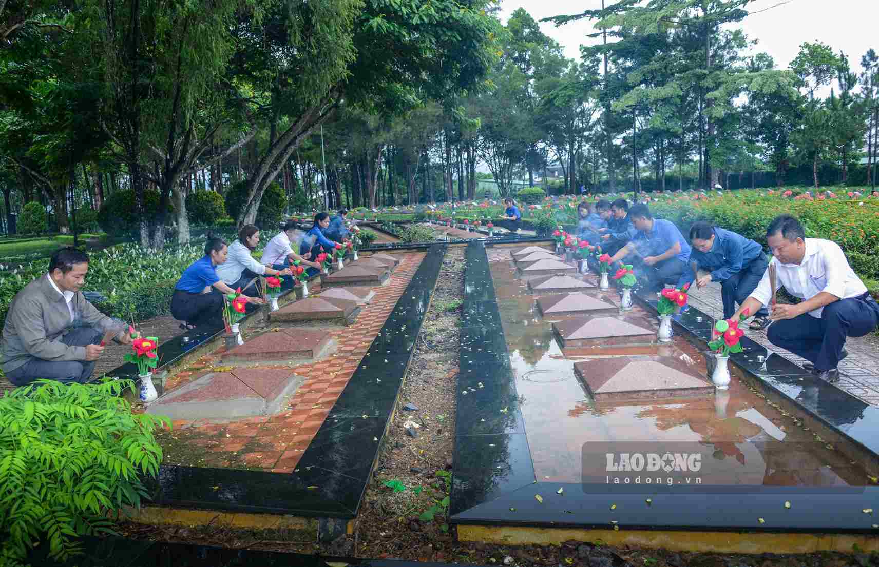 Lãnh đạo, cán bộ, công nhân viên Công ty Thủy điện Đồng Nai dâng hương phần mộ các Anh hùng liệt sĩ tại Nghĩa trang Liệt sĩ Bảo Lộc. Ảnh: Quốc Huy 
