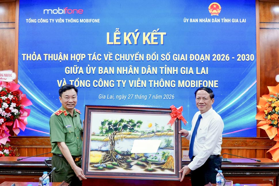 Thiếu tướng Trương Sơn Lâm trao quà lưu niệm của MobiFone cho UBND tỉnh Gia Lai. Ảnh: Cổng thông tin Gia Lai
