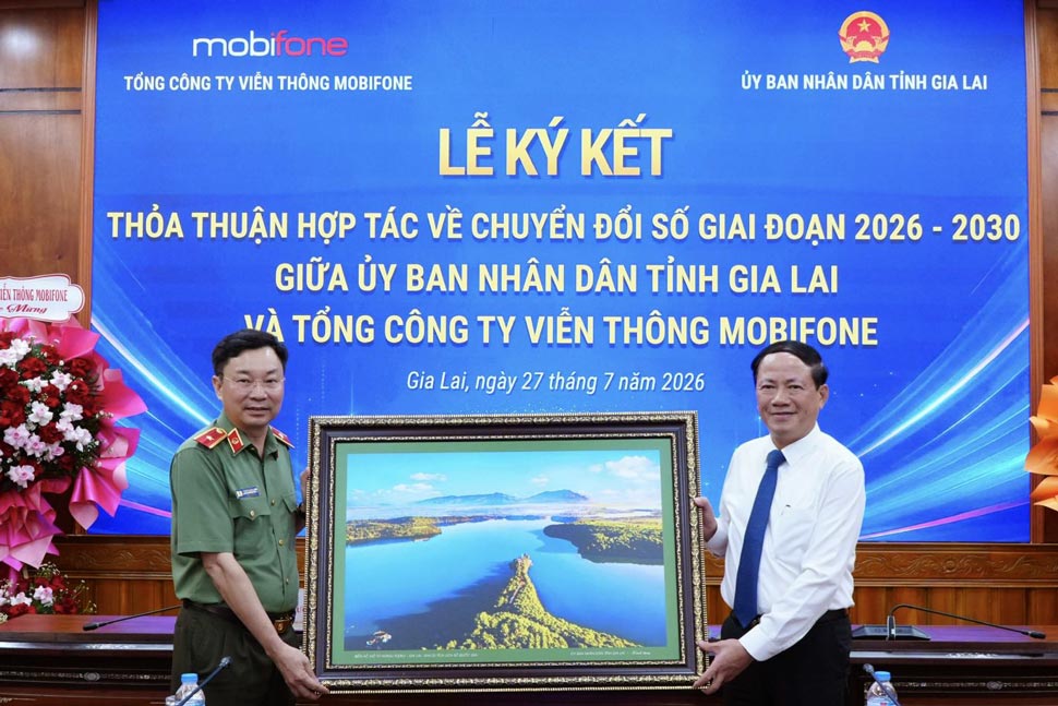 Ông Phạm Anh Tuấn tặng quà lưu niệm của UBND tỉnh cho MobiFone. Ảnh: Cổng thông tin Gia Lai