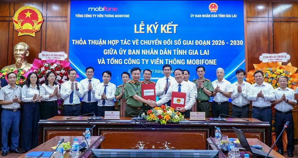 Gia Lai Provincial People's Committee and MobiFone Telecommunications Corporation signed a cooperation agreement on digital transformation. Photo: Gia Lai Information Portal