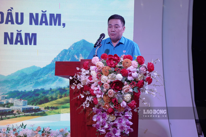 ông Phan Huy Cường - Phó Chủ tịch Liên đoàn Lao động tỉnh Lào Cai phát biểu tại hội nghị. Ảnh: Đinh Đại
