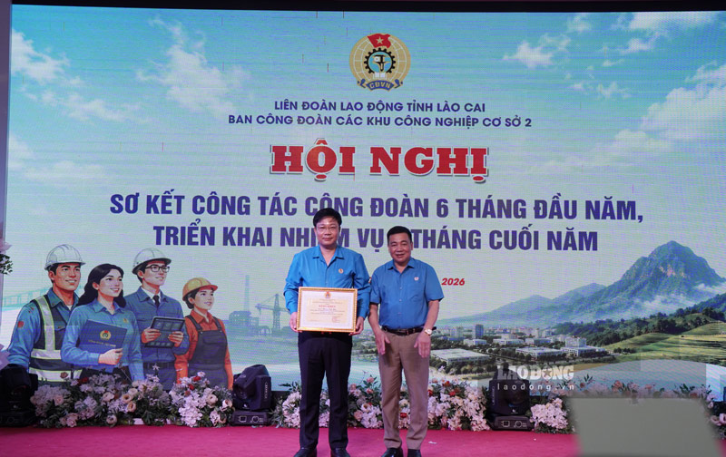 Liên đoàn Lao động tỉnh Lào Cai tặng Bằng khen cho 2 tập thể có thành tích xuất sắc trong hoạt động công đoàn. Ảnh: Đinh Đại