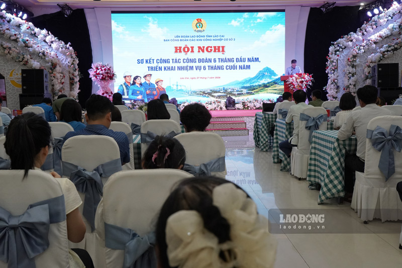 Lao Cai Industrial Park Trade Union Committee, base 2, preliminary review of the first 6 months of the year. Photo: Dinh Dai