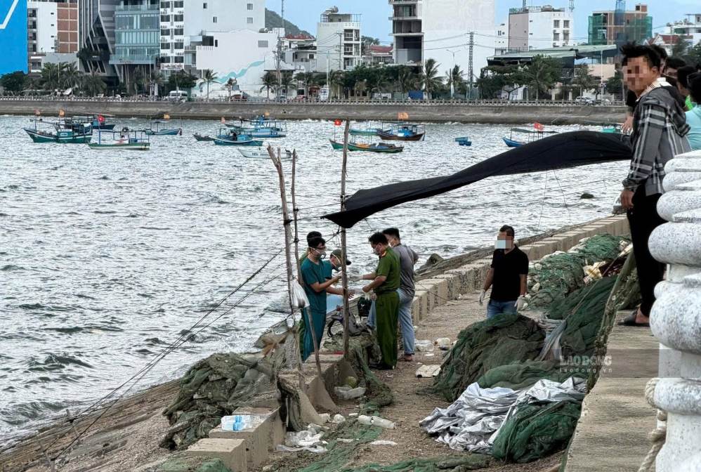 Công an Khánh Hòa khám nghiệm hiện trường phát hiện người đàn ông tử vong tại khu vực bờ kè biển phường Bắc Nha Trang. Ảnh: Phương Linh
