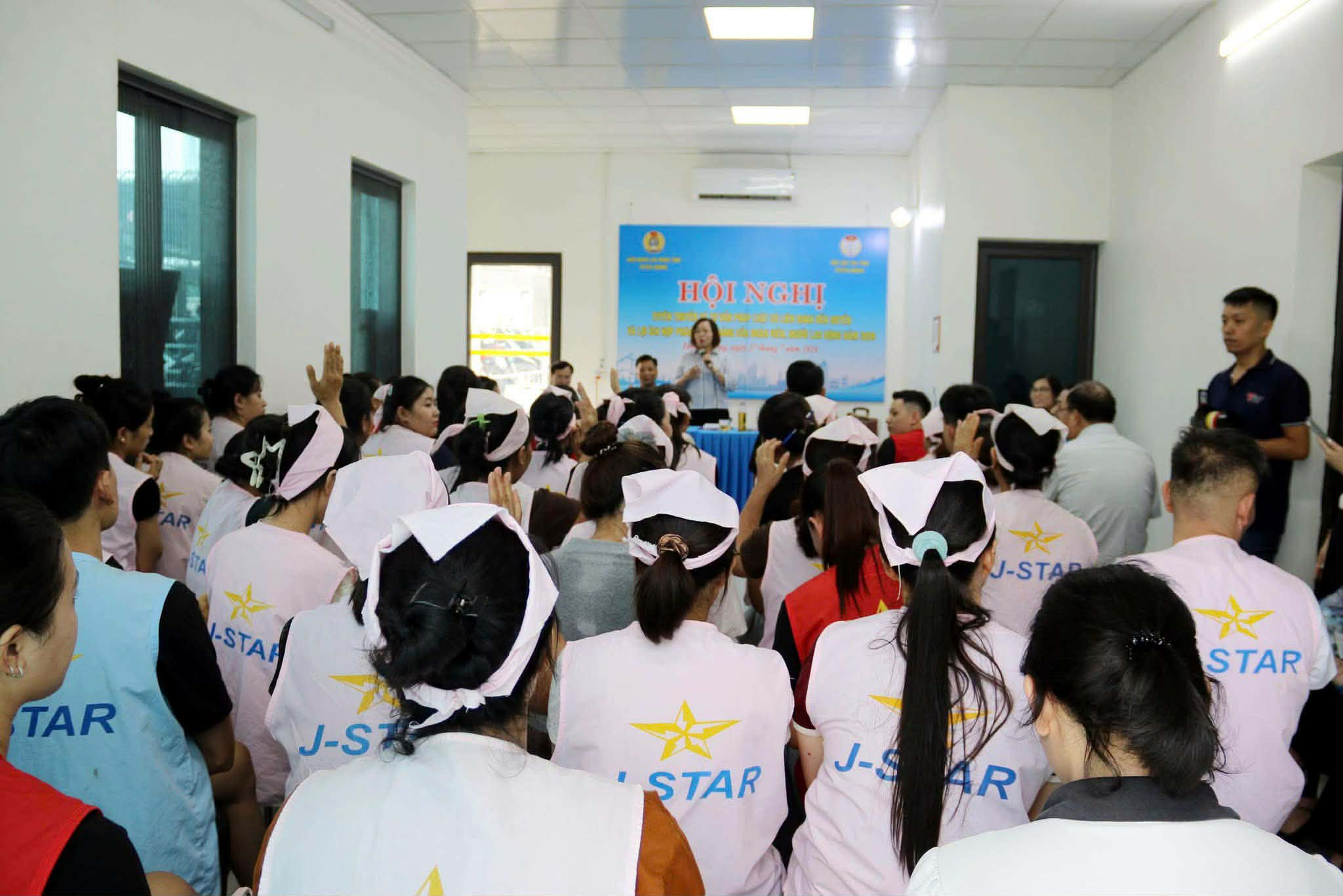Overview of the legal knowledge propaganda conference. Photo: Tuyen Quang Trade Union