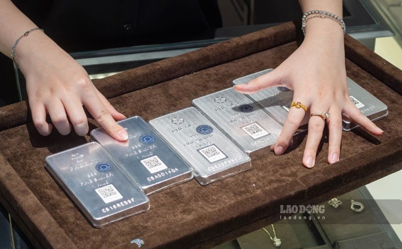 Domestic silver prices closed the session on July 28 with a sharp decrease. Photo: Phan Anh