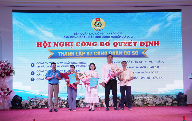 The Trade Union Committee of Industrial Parks of Lao Cai province, base 2, established 7 grassroots trade unions and admitted 286 union members. Photo: Dinh Dai