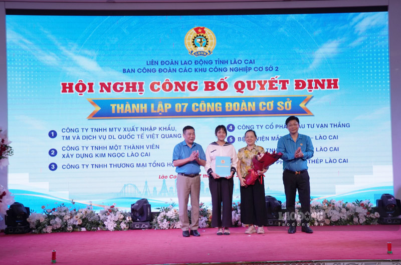 Lãnh đạo Liên đoàn Lao động tỉnh Lào Cai trao quyết định thành lập các công đoàn cơ sở. Ảnh: Đinh Đại