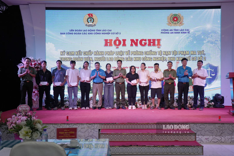 Phòng An ninh kinh tế, Công an tỉnh Lào Cai đã trao 10 suất quà cho 10 đoàn viên, người lao động có hoàn cảnh khó khăn. Ảnh: Đinh Đại