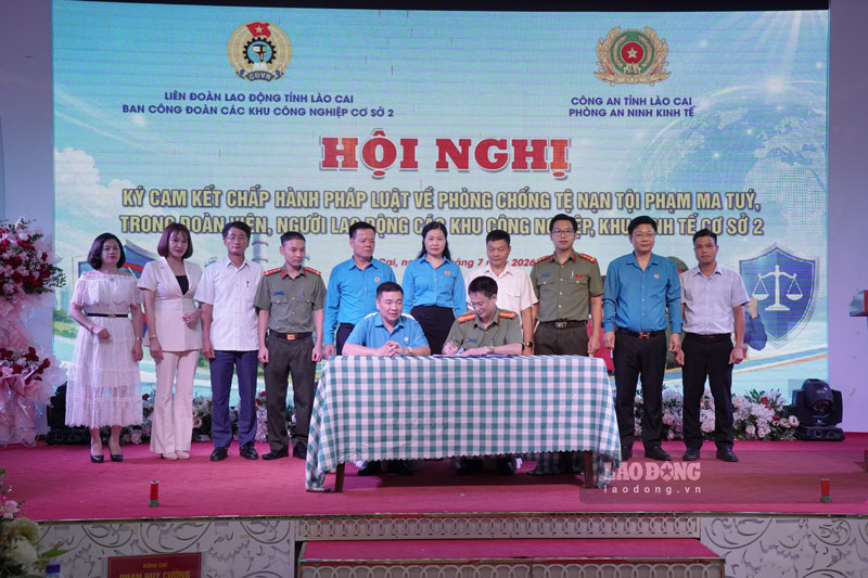 The Trade Union of Industrial Parks No. 2 signed a coordination program with the Economic Security Department, Lao Cai Provincial Police on preventing and combating drug crime in enterprises. Photo: Dinh Dai