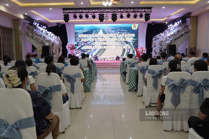 Việc ký kết chương trình phối hợp giữa tổ chức Công đoàn và lực lượng Công an góp phần nâng cao ý thức chấp hành pháp luật của đoàn viên, người lao động. Ảnh: Đinh Đại