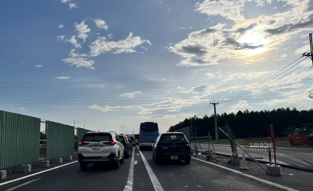 Congestion sur l'autoroute Ho Chi Minh Ville - Long Thanh - Dau Giay à l'intersection de l'autoroute Bien Hoa - Vung Tau dans l'après-midi du 27 juillet. Photo : HAC