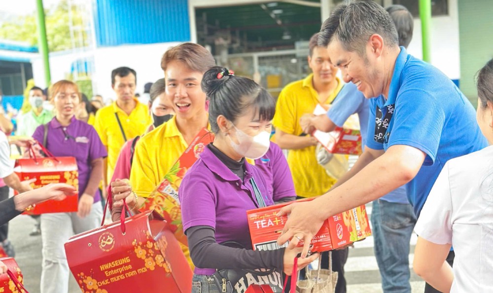 The Collective Labor Agreement of the Company and Hwaseung Rach Gia Grassroots Trade Union when implemented has many clauses that are more beneficial to employees. Photo: Company Trade Union