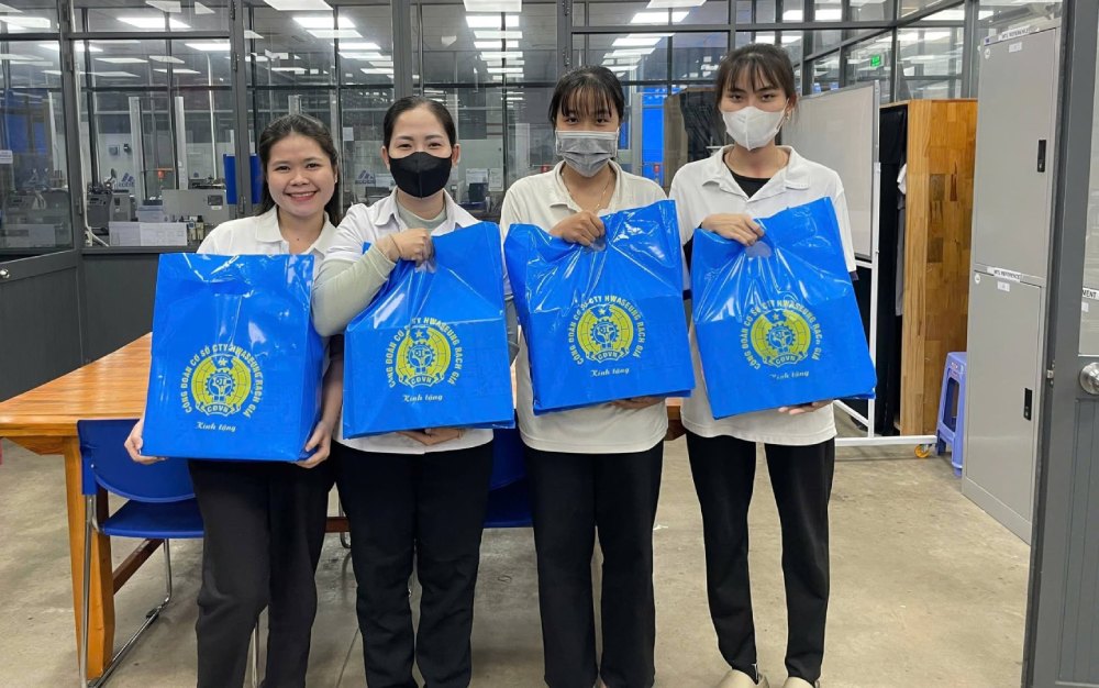 Tặng quà sinh nhật hàng tháng cho đoàn viên. Ảnh: CĐCS Công ty