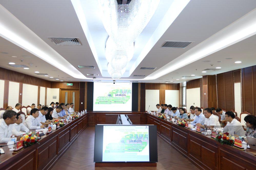 Thường trực Tỉnh ủy Khánh Hòa làm việc với Tổng Công ty Cảng hàng không Việt Nam. Ảnh: Hữu Long