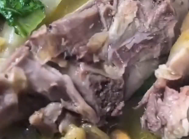 Ea Ktur commune is verifying a clip suspected of having maggots in the chicken dish at the housewarming party. Photo: Y.U (Cut from clip)